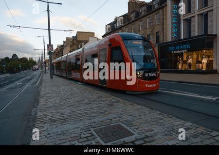 Ein mit einer Emirates-Werbung beklebtes Fahrzeug der Edinburgh Trams, das auf dem Weg nach Newhaven auf der Princes Street in Edinburgh, Schottland, UK, am 26. September 2026 ist. Stockfoto