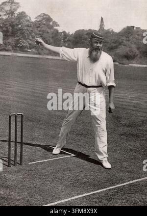 Ein Halbtont photograph von Dr. William Gilbert Grace (1848–1915), dem englischen First-Class-Kricketspieler und Arzt, der weithin als einer der größten Spieler in der Geschichte des Sports gilt. Geboren in Downend bei Bristol, hatte Grace eine berufliche Laufbahn, die sich über vierundvierzig Saisons von 1865 bis 1908 erstreckte, und war maßgeblich an der Entwicklung moderner Schlagtechniken beteiligt, wobei dieses Bild in 'The Tatler' erschien. 1901. Stockfoto