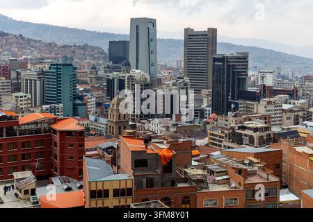 Stadtbild von La Paz mit modernen Gebäuden und Bergen in Bolivien Stockfoto