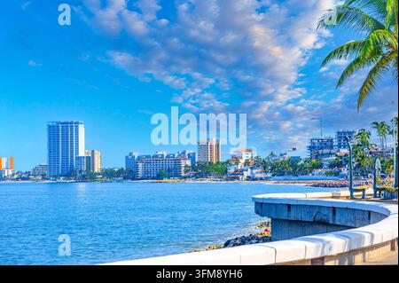 Stadtbild und Malecon in Puerto Vallarta, Mexiko Stockfoto
