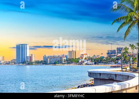 Stadtbild und Malecon in Puerto Vallarta, Mexiko Stockfoto