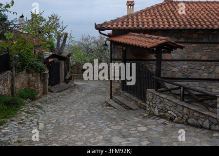 Traditionelle Stein-Dorfstraße mit Terracotta-Dächern Stockfoto