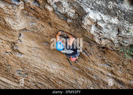 Nahaufnahme von oben eines jungen männlichen Kletterers an einer Felswand in Mijas Pueblo, Andalusien, Spanien am 10. September 2026 Stockfoto