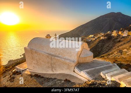 Olympos, malerisches traditionelles Dorf an einem Berghang bei Sonnenuntergang, Karpathos, Dodekanes, Griechenland Stockfoto