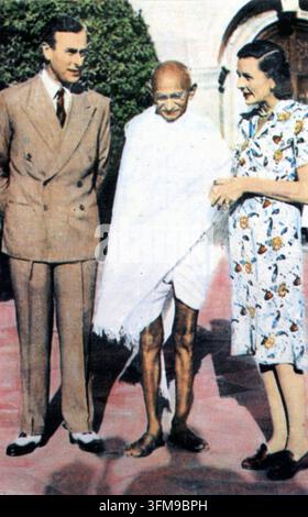 Ein Foto, das Mahatma Gandhi (1869–1948) zeigt, wie er zwischen Lord Louis Mountbatten (1900–1979), dem letzten Vizekönig von Indien, und Lady Edwina Mountbatten (1901–1960) steht. Das Treffen fand im Haus des Vizekönigs in Neu-Delhi kurz nach Mountbattens Ankunft statt, um die Bedingungen der indischen Unabhängigkeit und das Ende des britischen Raj (1858–1947) auszuhandeln. Gandhi, eine führende Figur in der indischen Unabhängigkeitsbewegung, führte eine Reihe von Gesprächen mit den Mountbattens, als sie eine politische Lösung für die Machtübergabe suchten. 1947. Stockfoto