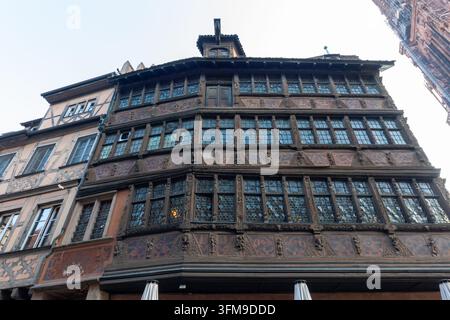 Niedriger Blick auf die kunstvolle historische Fachwerkfassade mit dunklen Holzschnitzereien in Straßburg, Frankreich Stockfoto