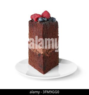 Gourmet-Dessert und Genuss, Scheibe reichhaltiger Schokoladenkuchen mit frischen Himbeeren und Blaubeeren auf einem weißen Teller für Catering und Lebensmittelmarketing Stockfoto
