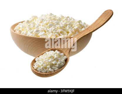 Holzschüssel mit Hüttenkäse isoliert auf weißem Hintergrund. Frischer Hüttenkäse. Stockfoto
