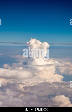 Eine dramatische Gewitterwolke oder Kumulonimbuswolke, aus grosser Höhe aus einem Passagierflugzeug fotografiert Stockfoto