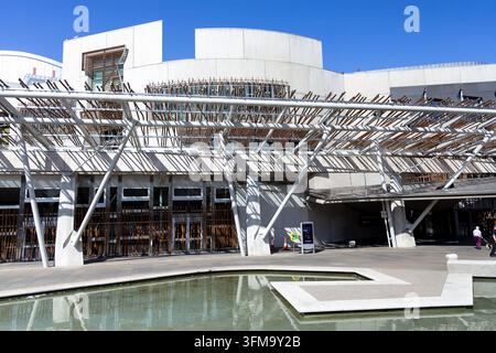 Edinburgh, Schottland, Vereinigtes Königreich - 20. Juli 2026: Äußeres des schottischen Parlamentsgebäudes in Holyrood in Edinburgh, Schottland Stockfoto
