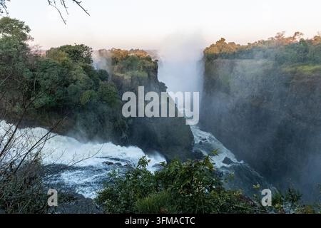 Außenaufnahme der victoria Falls bei Sonnenuntergang in Simbabwe Stockfoto