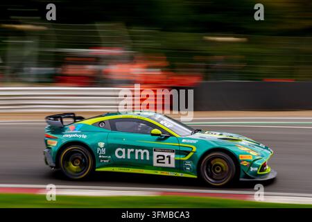 Brands Hatch, UK, 27. September 2026, Auto #21 gefahren von Will Orton & Jessica Hawkins in der GT4 während des Hauptrennens beim British GT Saisonfinale, Christopher Neve / Alamy Live News Stockfoto