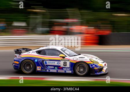 Brands Hatch, UK, 27. September 2026, Auto #8 gefahren von Ian Duggan & Tom Bradshaw in der GT4 während des Hauptrennens beim British GT Saisonfinale, Christopher Neve / Alamy Live News Stockfoto