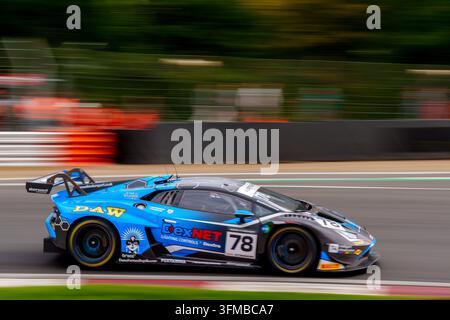 Brands Hatch, UK, 27. September 2026, Auto #78 gefahren von Alex Martin & Jarrod Waberski in GT3 während des Hauptrennens beim British GT Saisonfinale, Christopher Neve / Alamy Live News Stockfoto