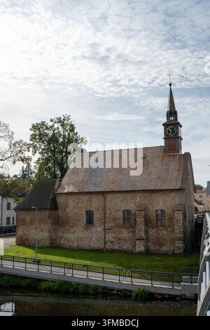 Historische Kirche der Heiligen Katharina neben der Sázava, gesehen von einer nahegelegenen Brücke. Havlíčkův Brod, Tschechien – 27. September 2026. Stockfoto