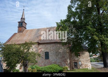 Seitenansicht der historischen Kirche von Sankt Katharina mit Steinmauern, Holzdach und Glockenturm. Havlíčkův Brod, Tschechische Republik – 27. September 2026 Stockfoto