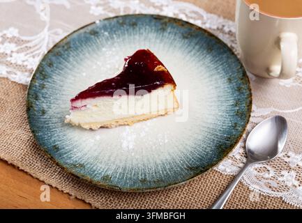 Käsekuchen mit Beeren Stockfoto