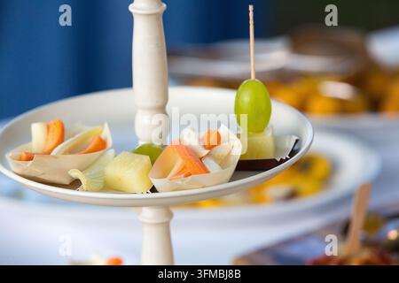 Vorspeisen auf einem zweistöckigen Ständer, der frische Obst- und Gemüsesnacks bietet Stockfoto