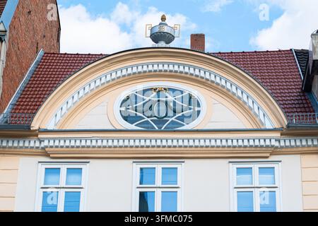 Historische Architektur in Göttingen, Niedersachsen, Deutschland, mit traditionellen Fachwerkhäusern, verzierten Fassaden und historischen Straßenbildern Stockfoto
