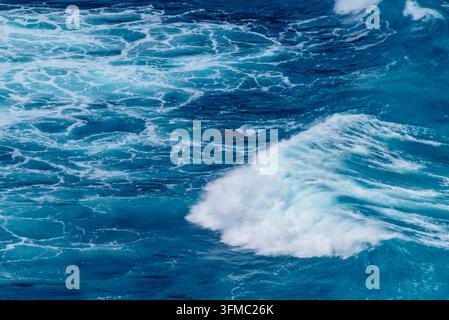 Luftaufnahme von oben von tiefblauem OzeanwassertEXTUR mit weißen brechenden Wellen und Meerschaum, abstrakter natürlicher Hintergrund. Stockfoto