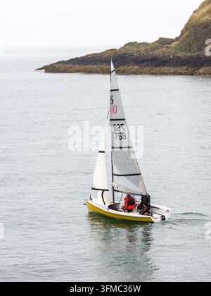 Stonehaven, Schottland, UK - 17. August 2025: Zwei Segler rennen mit einem Dingi während der Aberdeen und Stonehaven Yacht Club Regatta 2025 vor der Küste von Stonehaven Stockfoto