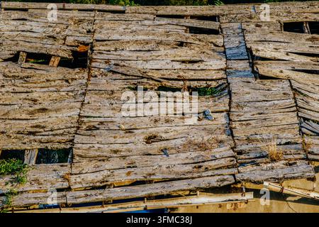 Altes hölzernes Dach und verwitterte Bretter, historische Dachkonstruktion, Bergdorf, beschädigt, Außenbereich, verrottetes Holz Stockfoto