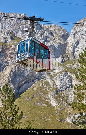 Seilbahn umgeben von Picos de Europa. Fuente De. Kantabrien, Spanien Stockfoto