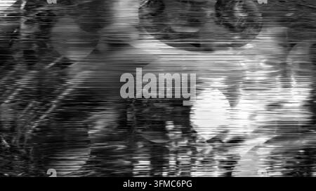 Monochrom-Glitch-Textur mit dichten horizontalen Scanlines, gestreckten Tonalverschmierungen und verzerrten Interferenzen, die ein hochkontrastierendes abstraktes Signal erzeugen Stockfoto