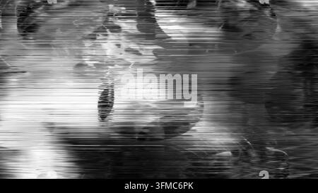 Hochkontrast-Monochrom-Glitch-Textur mit horizontalen Scanlines, die zu breiten Streifen verformt sind, und unregelmäßigen Interferenzen über dem abstrakten Hintergrund. Stockfoto