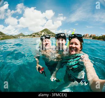 Glückliche Familie macht ein Selfie beim Schnorcheln im Ozean Stockfoto
