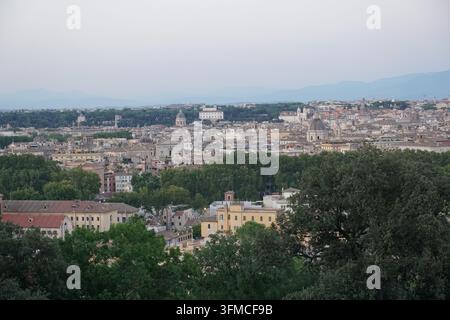 Historische Rom-Blick vom Janiculum-Hügel bei Dämmerung Stockfoto