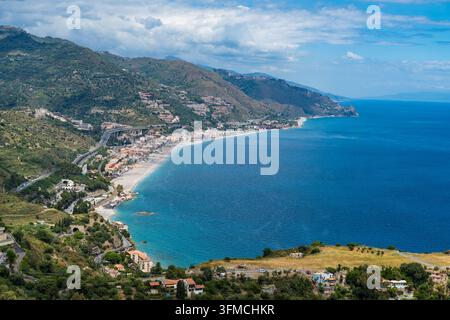 Panoramatische Ansicht der Küste von Taormina und des Ionischen Meeres vom Theater aus Stockfoto