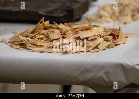 Nahaufnahme eines Haufen Holzspäne auf weißem Papier Stockfoto