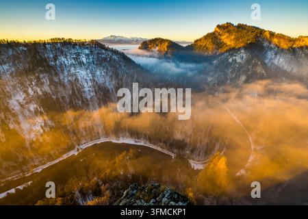 Wintersonnenaufblick von Sokolica in den Pieninen, mit Blick auf die Dunajec-Schlucht und die entfernten Tatra-Berge durch den Morgennebel, Polen Stockfoto