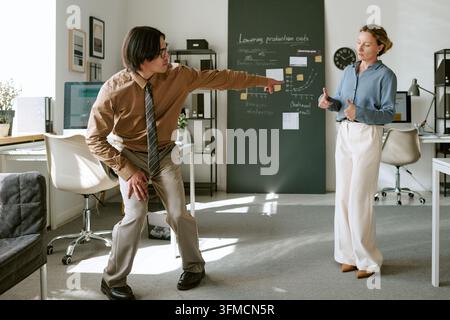 Erwachsenen Mann und Frau, die im Büro tanzen und Erfolg feiern Stockfoto