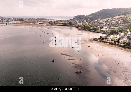 Drohnenbild des Flusses Teign in Shaldon, Devon bei Ebbe. Stockfoto