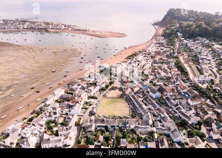 Drohnenbild des Flusses Teign in Shaldon, Devon bei Ebbe. Stockfoto