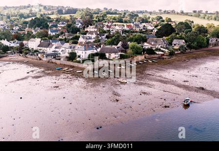 Drohnenbild des Flusses Teign in Shaldon, Devon bei Ebbe. Stockfoto