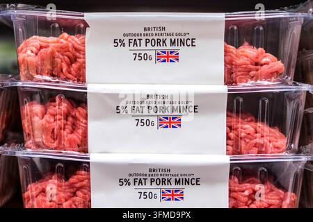 London, UK, 28. September 2026, Nahaufnahme von Plastiktrays mit britischem Schweinehackfleisch mit 5 Prozent Fett und Union-Jack-Logo Stockfoto