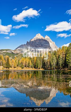 Lago di Antorno in herbstlichen Farben in den Dolomiten, Italien Stockfoto