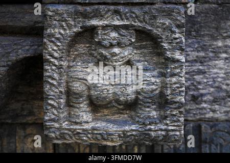 Alte Steinreliefdarstellung eines mythischen Wächterlöwen Singh in einem Tempel in Kathmandu, Nepal, April 2018. Stockfoto