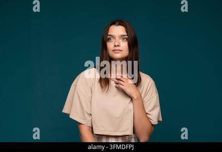 Junge Frau schaut weg, denkt über die Zukunft nach, träumt und plant, fühlt sich nachdenklich und bedacht Stockfoto