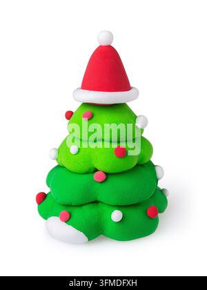 Weihnachtsbaum aus lufttrocknem Plastilin mit Weihnachtsmannmütze und Kugeldekor isoliert auf weißem Hintergrund, Studiovaufnahme Stockfoto