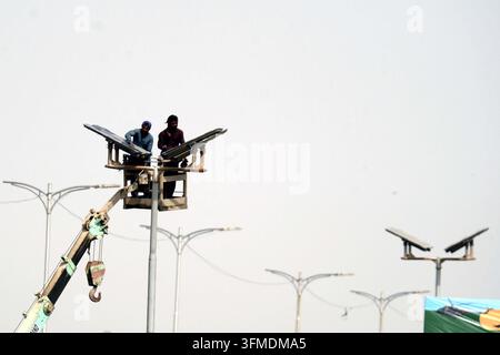 KARATSCHI, PAKISTAN - 28. Sep. 2026: Techniker führten Wartung und Reinigung neu installierter Solarstraßenlaternen unter Aufsicht der lokalen Regierung am Shahrah-e-Faisal in Karatschi am Montag durch. Die Initiative zielt darauf ab, die Effizienz der Straßenbeleuchtung zu verbessern und die nachhaltige Energienutzung zu fördern. Die Wartung umfasst Techniker, die von einer kranunterstützten Plattform aus arbeiten, um die optimale Leistung der Solarpaneele sicherzustellen. Dieser Einsatz unterstreicht das Engagement der Regierung zur Integration erneuerbarer Energielösungen in die städtische Infrastruktur und spiegelt eine breitere Strategie zur Bewältigung der Energie-Nachhaltigkeit wider Stockfoto