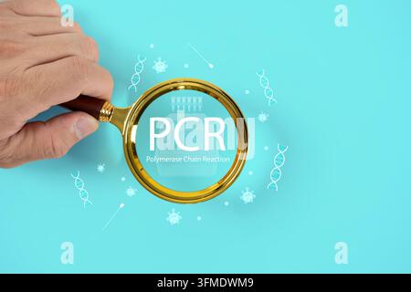 Hand hält eine Lupe über den Text „PCR“. DNA-Stränge schweben herum. Sauberer blauer Hintergrund. Wissenschaftslabor-Thema. Verwendung in Medizin, Forschung oder Bildung Stockfoto