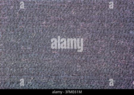 Makroansicht von weichem dunkelblauem Fleece-Stoff, der feine wollige Fasern und eine gestrickte Struktur zeigt. Gleichmäßige Studiolichtbeleuchtung hebt die plüschige Oberflächentextur hervor Stockfoto