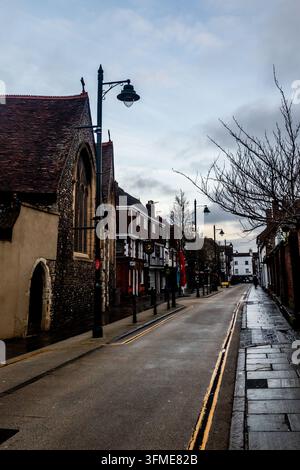 Ruhige frühmorgendliche Szene in einer verlassenen Straße, umgeben von historischen Häusern in der Altstadt von Canterbury nach dem Regen. Stockfoto