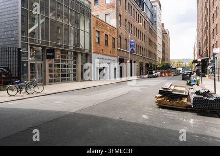 New York City, USA - 24. April 2024: Große Straße im Chelsea-Bezirk von New York City, USA Stockfoto