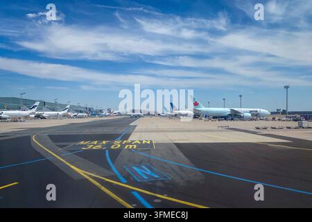 Frankfurt am Main, Deutschland - 24. August 2022: Schürze und Flughafengebäude am Frankfurter Flughafen FRA vor blauem Himmel mit Wolken Stockfoto