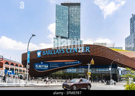 Brooklyn, New York – 1. Mai 2024: Die Außenfassade des Barclays Center in Brooklyn, einem Teil von New York City Stockfoto